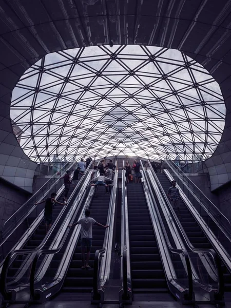 Viajeros Montando Escalera Mecánica Estación Triangeln Malmo Suecia —  Fotos de Stock