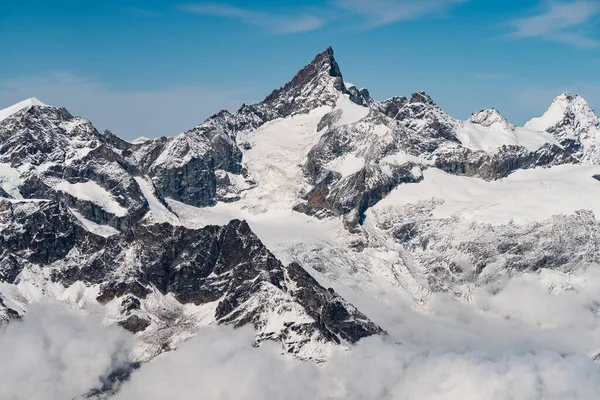 Een Prachtig Landschap Van Hoge Rotsachtige Bergen Bedekt Met Sneeuw — Stockfoto