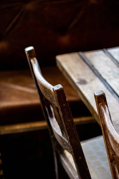 Foco Suave Uma Mesa Cadeira Madeira — Fotografia de Stock