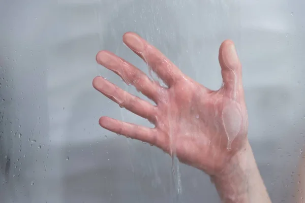 Zbliżenie Ujęcia Dłoni Tyłu Wilgotnej Szklance — Zdjęcie stockowe