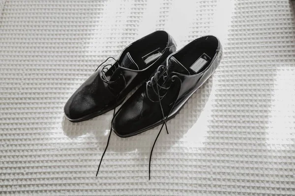 Ένα Κοντινό Πλάνο Των Γαμπρού Μαύρα Κομψά Παπούτσια — Φωτογραφία Αρχείου