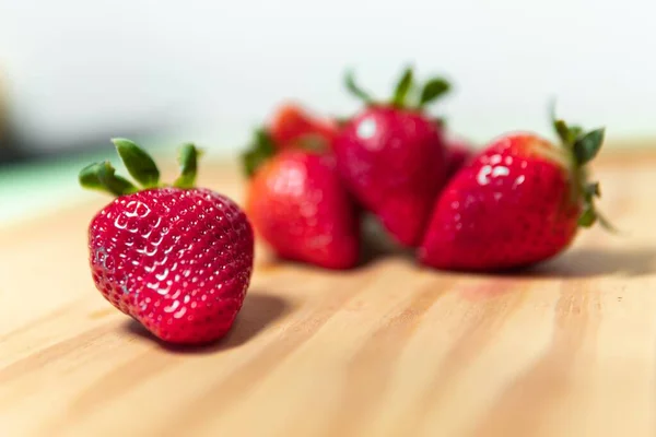 Las Fresas Rojas Dulces Una Mesa Madera — Foto de Stock