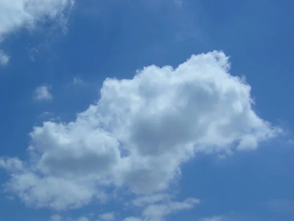 Tiro Baixo Ângulo Vapor Água Condensa Nas Nuvens Durante Dia — Fotografia de Stock