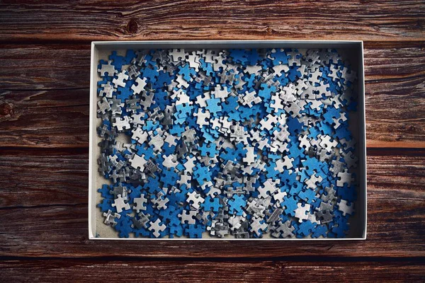 Gros Plan Petites Pièces Puzzle Bleu Gris Dans Boîte — Photo