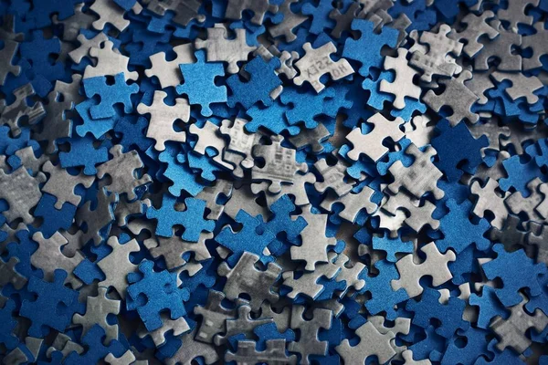 Een Close Shot Van Kleine Blauwe Grijze Puzzelstukjes Doos — Stockfoto