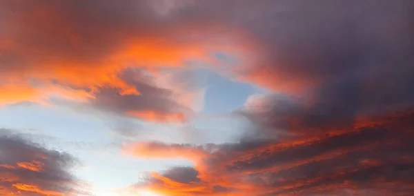 Tiro Ângulo Baixo Belas Nuvens Laranja Durante Pôr Sol — Fotografia de Stock