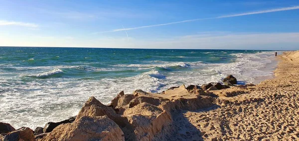 Der Wellige Strand Der Tagsüber Einem Sonnigen Tag Eingefangen Wurde — Stockfoto