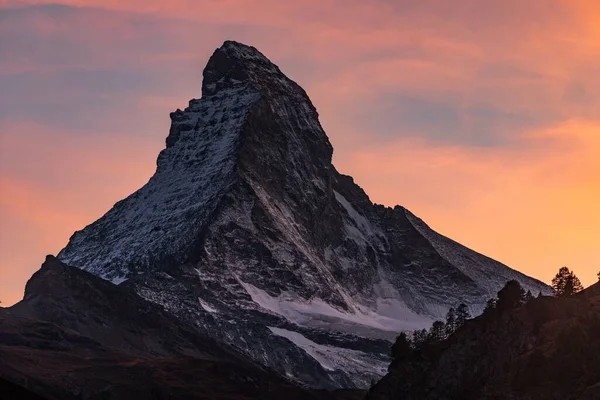 Hisnande Bild Den Snötäckta Bergstoppen Naturskön Solnedgång — Stockfoto