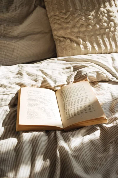 Sabah Güneşinin Altında Yatak Çarşafları Üzerinde Eski Bir Kitabın Yakın — Stok fotoğraf