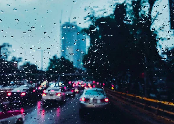 車の窓のクリスタルクリーン雨滴 — ストック写真