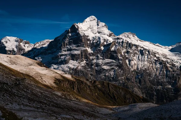 Hermoso Paisaje Altas Montañas Rocosas Cubiertas Nieve Bajo Cielo Azul — Foto de Stock