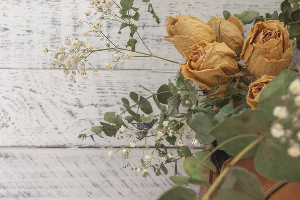 Panikleme Bitkilerinin Okaliptüslerin Yıpranmış Ahşap Arka Planı Olan Bir Çantada — Stok fotoğraf