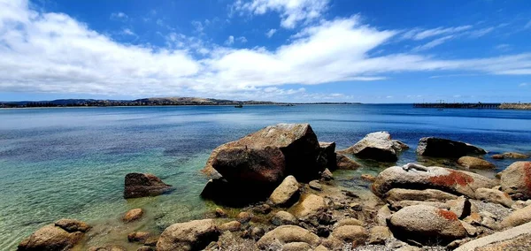 Панорамний Знімок Скель Біля Моря Під Блакитним Хмарним Небом — стокове фото