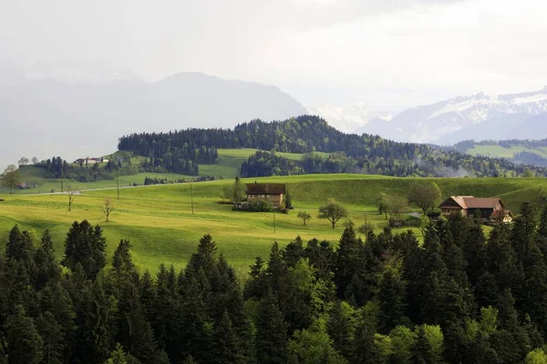 Uma Incrível Foto Uma Casa Rural Paisagem Colinas Verdes — Fotografia de Stock
