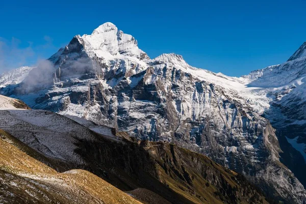 Een Prachtig Landschap Van Hoge Rotsachtige Bergen Bedekt Met Sneeuw — Stockfoto