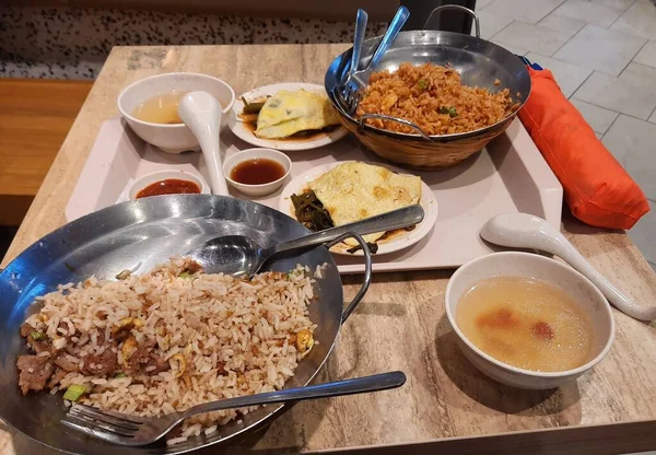 Plato Con Dos Variaciones Arroz Frito Una Tienda Alimentos Kuala —  Fotos de Stock