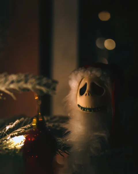 Noel Ağacının Yanında Korkunç Bir Hayalet Oyuncağı — Stok fotoğraf