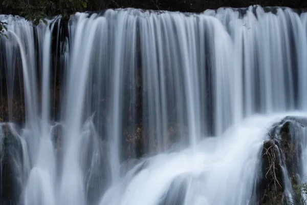 Una Hermosa Toma Una Cascada Piedra Parque Nacional Jiuzhaigou Provincia —  Fotos de Stock