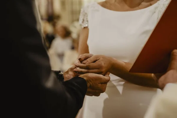 Eine Selektive Fokusaufnahme Eines Jungen Brautpaares Hochzeitstag — Stockfoto
