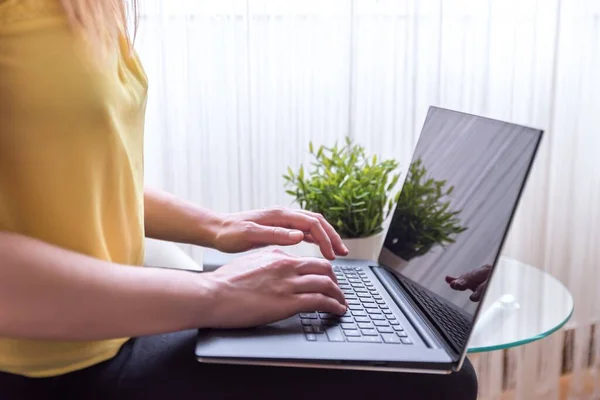 Жінка Сидить Стільці Використовуючи Ноутбук Колінах — стокове фото