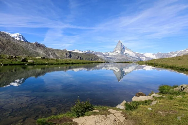 Una Hermosa Toma Una Superficie Lago Reflectante Fondo Montaña Matterhorn — Foto de Stock