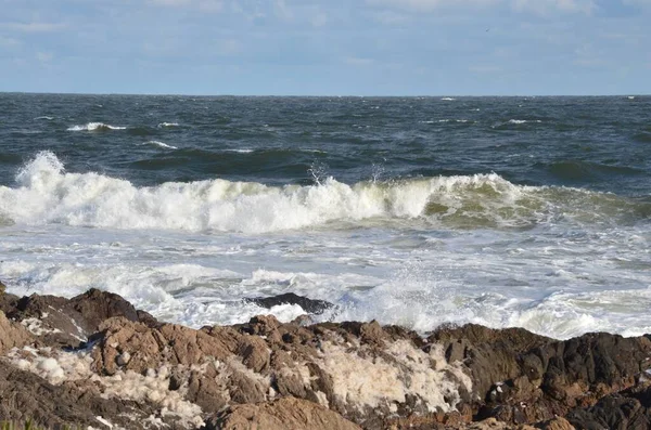 Mar Ondulado Capturado Playa Rocosa Durante Día —  Fotos de Stock