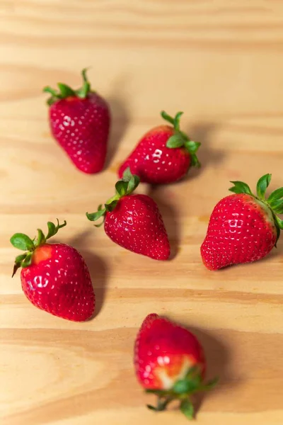 Die Frischen Roten Erdbeeren Auf Einem Holztisch — Stockfoto