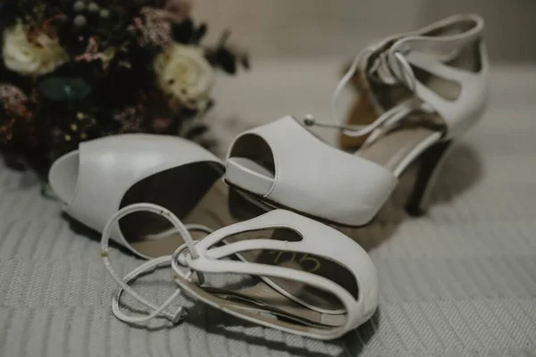 Ένα Κοντινό Πλάνο Του Γάμου Όμορφο Μπουκέτο Λευκά Κομψά Παπούτσια — Φωτογραφία Αρχείου