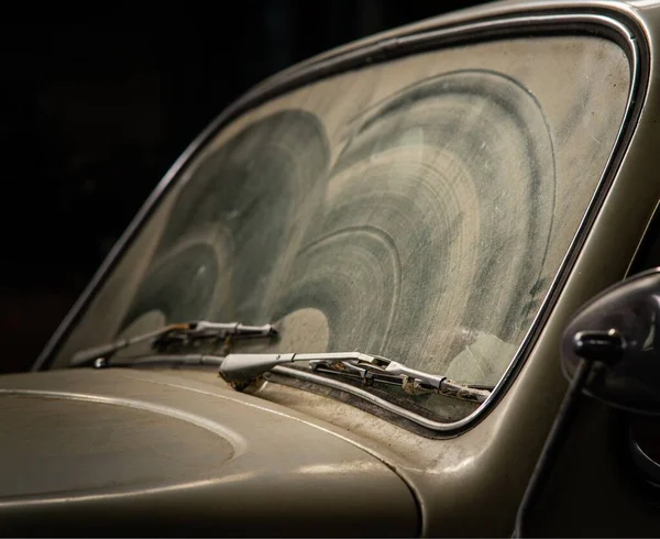 Viejo Retro Coche Frente Cubierto Polvo Garaje — Foto de Stock