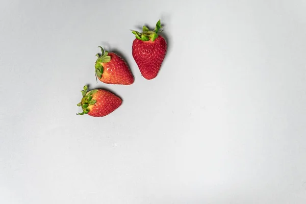 Drie Zoete Rode Aardbeien Een Witte Achtergrond — Stockfoto