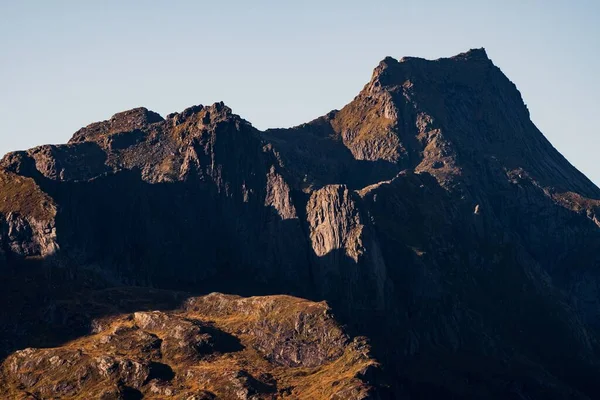 Bulutlu Bir Gökyüzünün Altındaki Yüksek Kayalık Dağlarla Dağlık Bir Arazinin — Stok fotoğraf
