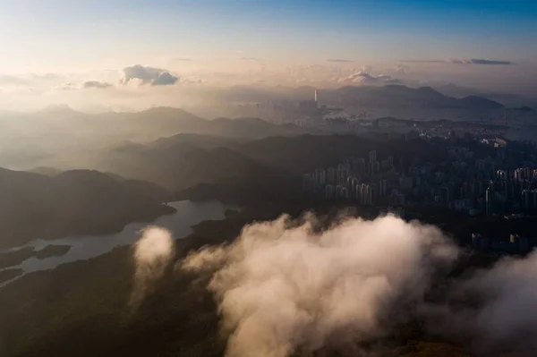 Egy Lélegzetelállító Légi Felvétel Városról Zölddel Körülvéve Felhős Alatt — Stock Fotó
