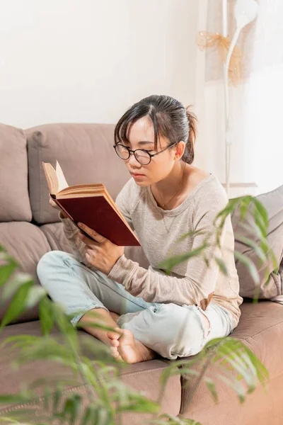 Een Jonge Aziatische Vrouw Zit Bank Leest Een Boek Tijdens — Stockfoto