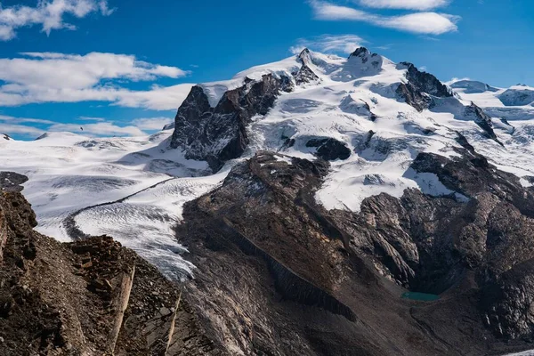 Eine Atemberaubende Aufnahme Der Schneebedeckten Felsigen Berge Unter Blauem Himmel — Stockfoto