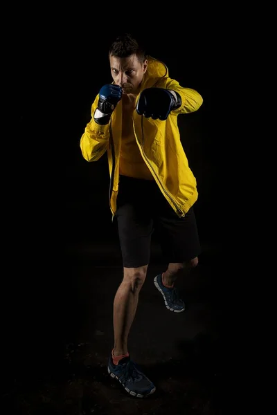 Fotografia Color Boxeador Entrando Con Chaqueta Amarilla Sobre Fondo Negro — Foto de Stock