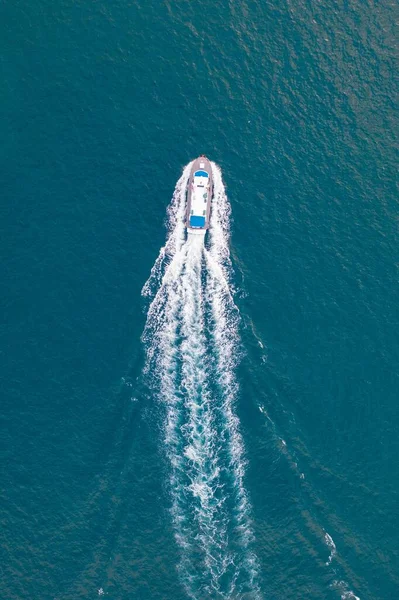 Een Antenne Opname Van Zee Met Een Motorboot Die Het — Stockfoto