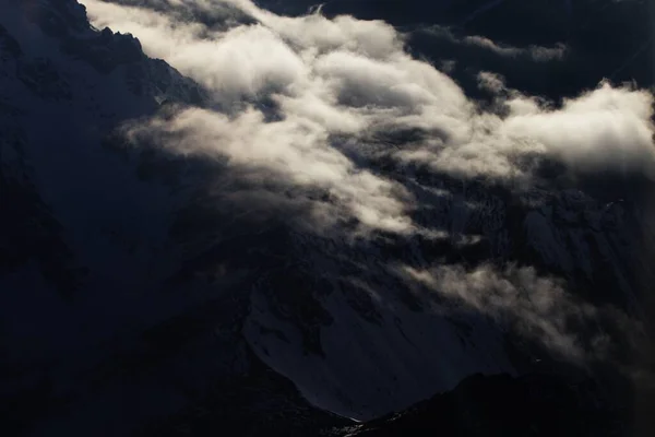 Una Hermosa Toma Nubes Cima Una Montaña Parque Nacional Jiuzhaigou —  Fotos de Stock