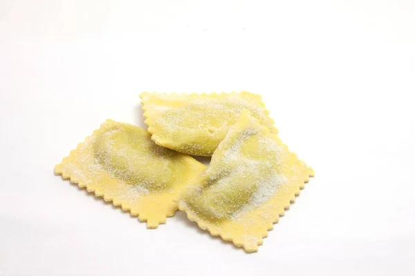 Colpo Angolo Alto Deliziosi Tortelloni Spinaci Ricotta Una Superficie Bianca — Foto Stock