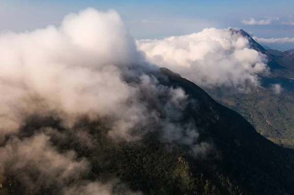 中国の曇り空の下で美しい山岳風景の高角度ショット — ストック写真