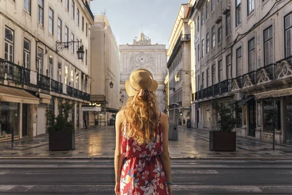 Uma Jovem Mulher Num Vestido Floral Passear Pela Praça Comércio — Fotografia de Stock