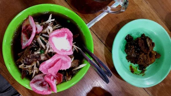 ミーカンポン メダン市 サラートと赤白クルプクのチキンヌードルスープ エンドウ豆の一種であるジェンコルは インドネシアでのみ見つけることができます — ストック写真