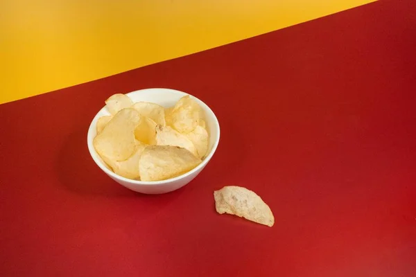 Tiro Alto Ángulo Papas Fritas Tazón Vidrio Blanco Sobre Fondo — Foto de Stock