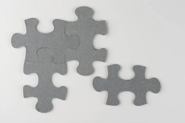 Een Hoge Hoek Van Grijze Puzzels Een Wit Oppervlak — Stockfoto