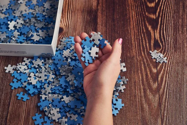 Una Mujer Recogiendo Las Pequeñas Piezas Rompecabezas Concepto Resolución Problemas — Foto de Stock