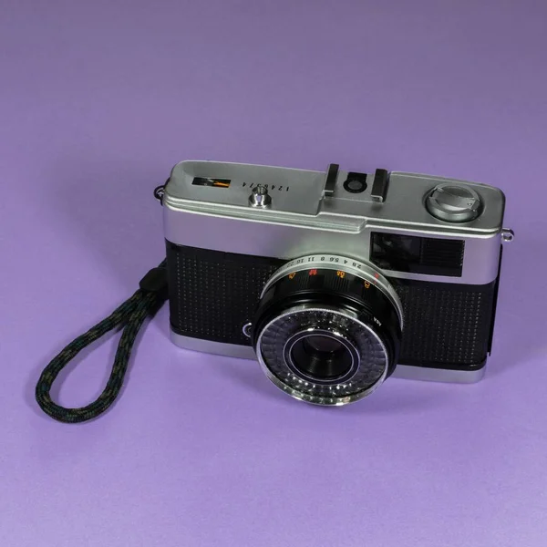 Ένα Κοντινό Πλάνο Από Μια Vintage Κάμερα Μωβ Φόντο — Φωτογραφία Αρχείου