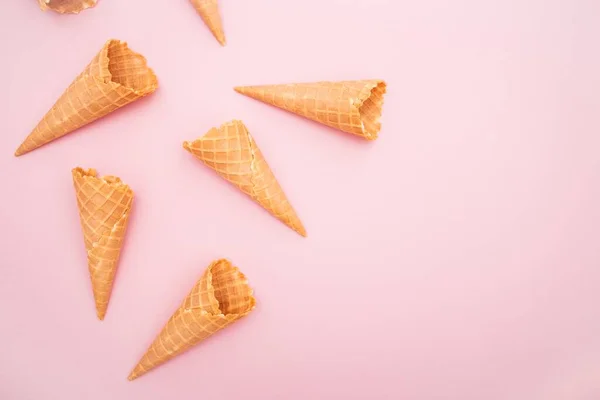 Uma Vista Aérea Cones Waffle Sorvete Fundo Rosa — Fotografia de Stock