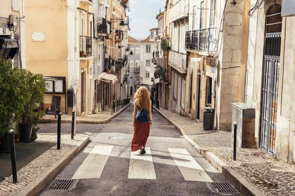Ett Landskap Ung Kvinnlig Resenär Njuter Utsikten Gatorna Portugisiska Och — Stockfoto