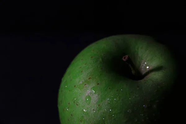 Nahaufnahme Eines Grünen Apfels Auf Schwarzem Hintergrund — Stockfoto