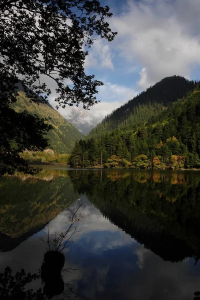 Fotografie Verticală Frumoasă Unui Lac Lângă Munții Verzi Într Tulbure — Fotografie, imagine de stoc