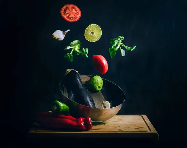 Κοντινό Πλάνο Φρέσκα Λαχανικά Που Πέφτουν Στο Τηγάνι Μαύρο Φόντο — Φωτογραφία Αρχείου